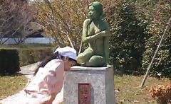 Crazy Japanese bronze statue moves