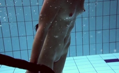 Underwater babe Liza Rachinska swims naked