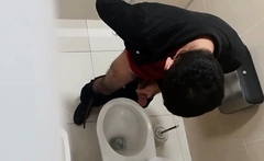 Spy for Str8 guy jerking in public toilet