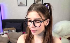 Brunette amateur webcam babe pleases pussy